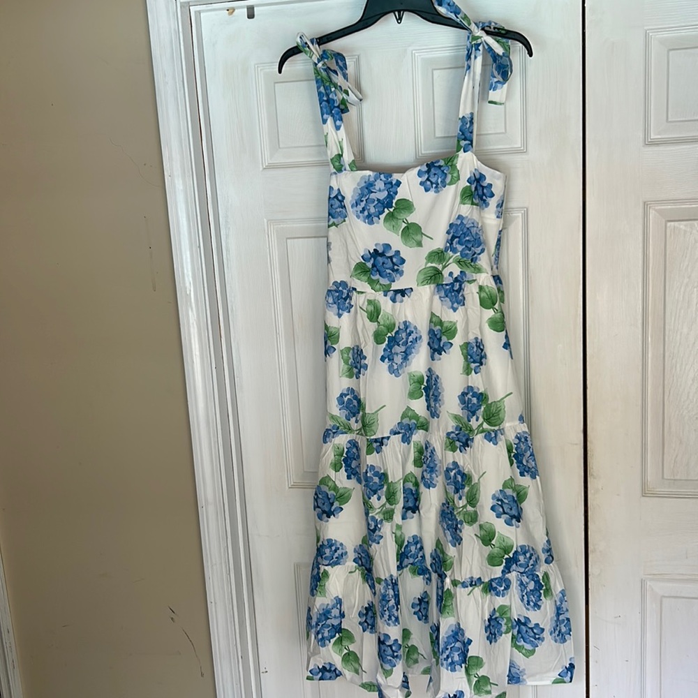 Midi white and blue hydrangeas patterned dress with tying straps